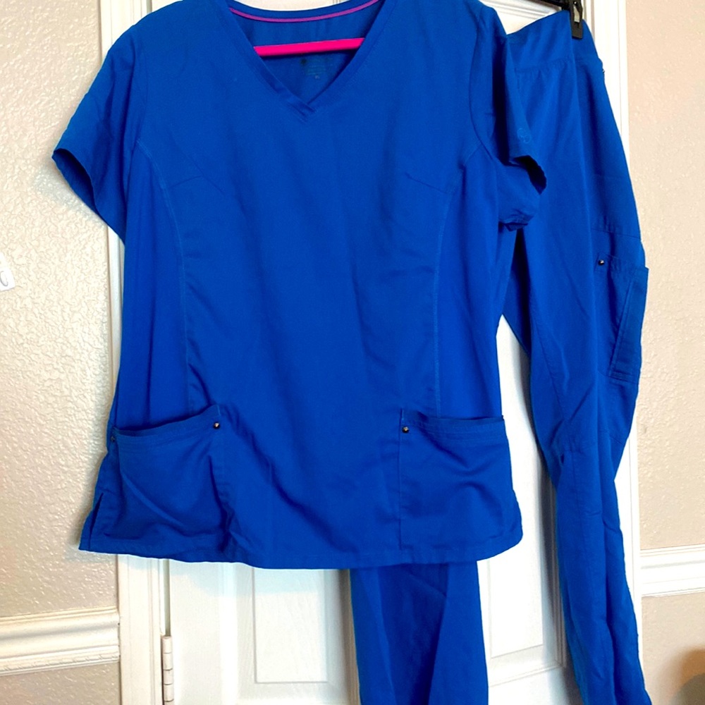 Scrub set xl top and xl P pant’s excellent condition. No tears, stains